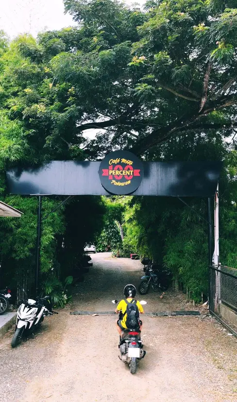 entrance-cafe-moto-hostel-puerto-princesa